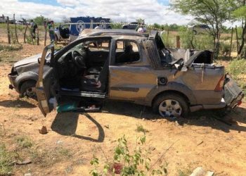 Idosa morre e outras duas pessoas ficam gravemente feridas após carro capotar