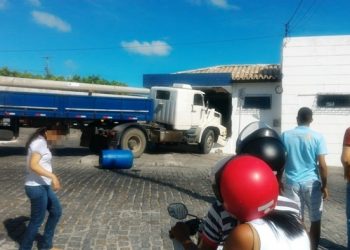 Carreta desgovernada bate em imóvel da antiga sede da Justiça do Trabalho