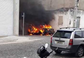 Homem se revolta e toca fogo no próprio carro