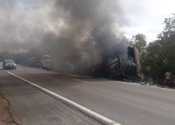 Carreta pegar fogo na BR-116/Norte, entre Araci e Teofilândia