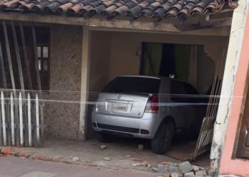 Motorista perde controle de carro e invade casa