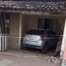 Motorista perde controle de carro e invade casa