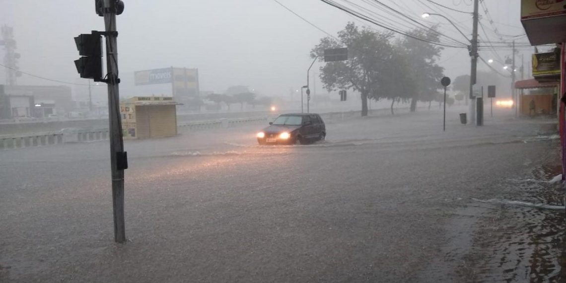 Chuva torrencial alaga ruas do centro e bairros de Jacobina