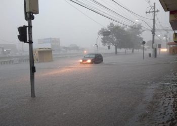 Chuva torrencial alaga ruas do centro e bairros de Jacobina