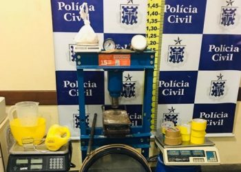 Polícia Civil prende dois homens e desativa laboratório de refino de drogas em Feira de Santana