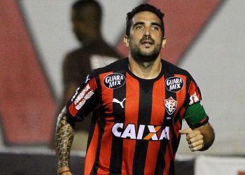 Vitória acerta a volta de Escudero