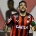 Vitória acerta a volta de Escudero