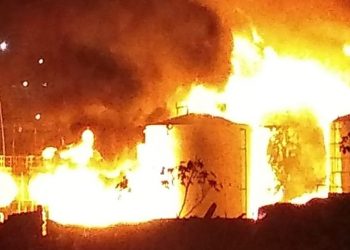 Incêndio de grandes proporções atinge fábrica em Candeias
