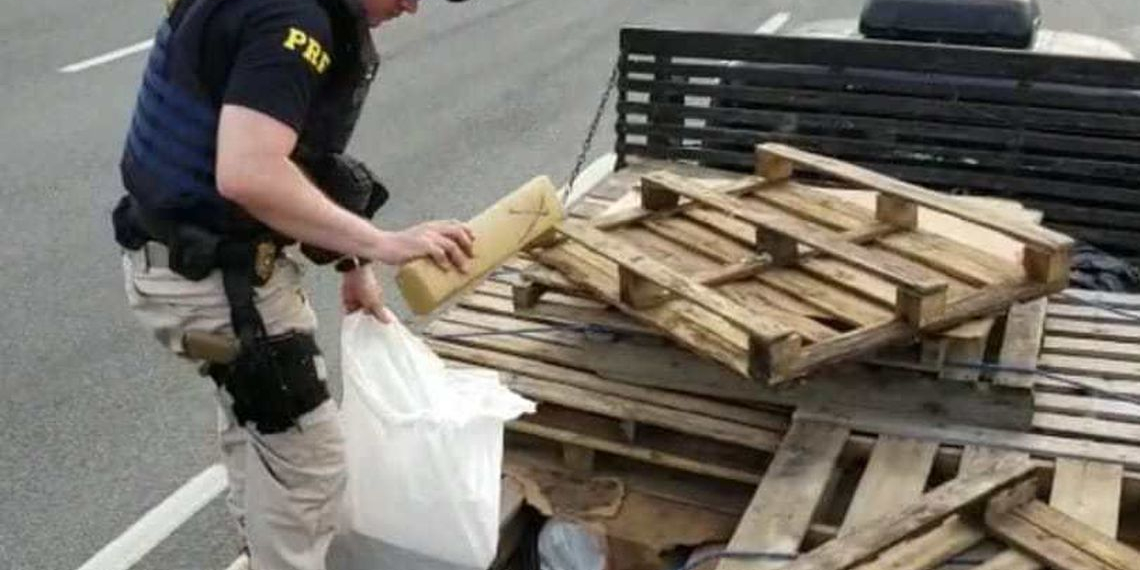 RJ – Caminhão é flagrado em rodovia com uma tonelada de maconha