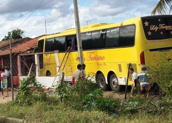 Ônibus que saiu de Araci para Aracaju invade casas e motorista morre na hora