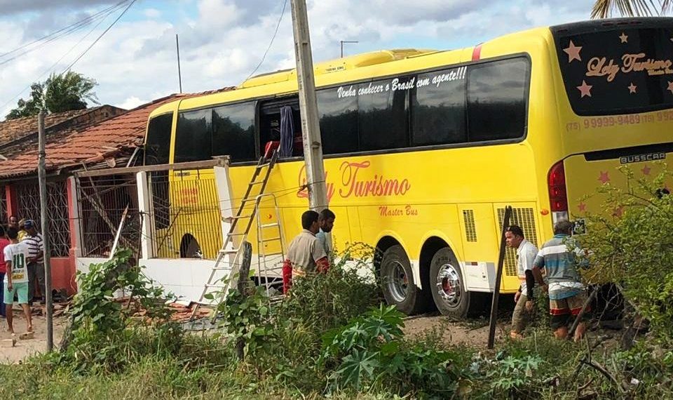 Ônibus que saiu de Araci para Aracaju invade casas e motorista morre na hora
