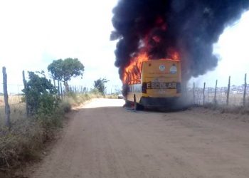 Ônibus escolar é consumido pelo fogo