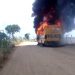 Ônibus escolar é consumido pelo fogo