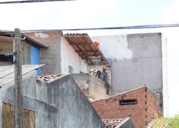 Pedreiro morre eletrocutado após bica encostar em fio de alta tensão no bairro Brasília