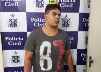 Homem é preso com drogas, arma e mais de R$ 11 mil