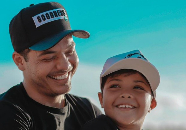 Proibido de viajar com filho, Safadão aciona Justiça contra ex-mulher