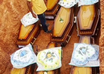 Caixões dos mortos em acidente em América Dourada foram enterrados numa mesma sepultura