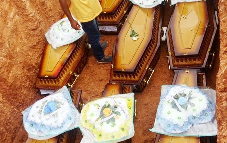Caixões dos mortos em acidente em América Dourada foram enterrados numa mesma sepultura