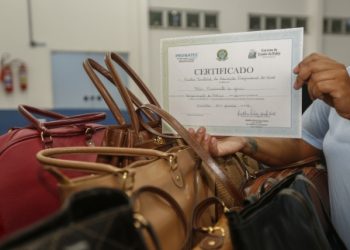 SEC forma estampador de tecidos e confeccionador de bolsas no Conjunto Prisional