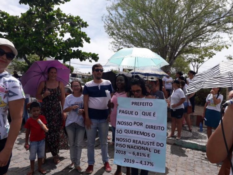 Professores municipais paralisam atividades escolares e reivindicam reajuste