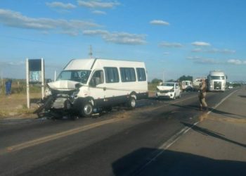 Acidente envolvendo van e Mobi deixa cinco feridos na BR 324