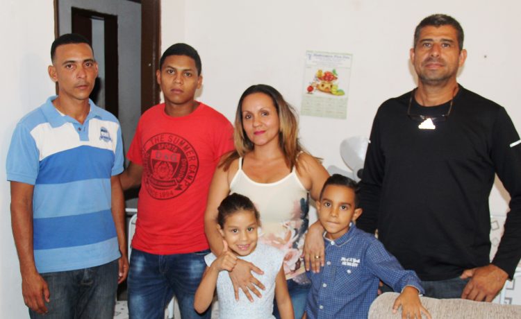 Família refugiada da Venezuela está morando em Retirolândia; conheça o drama que vive