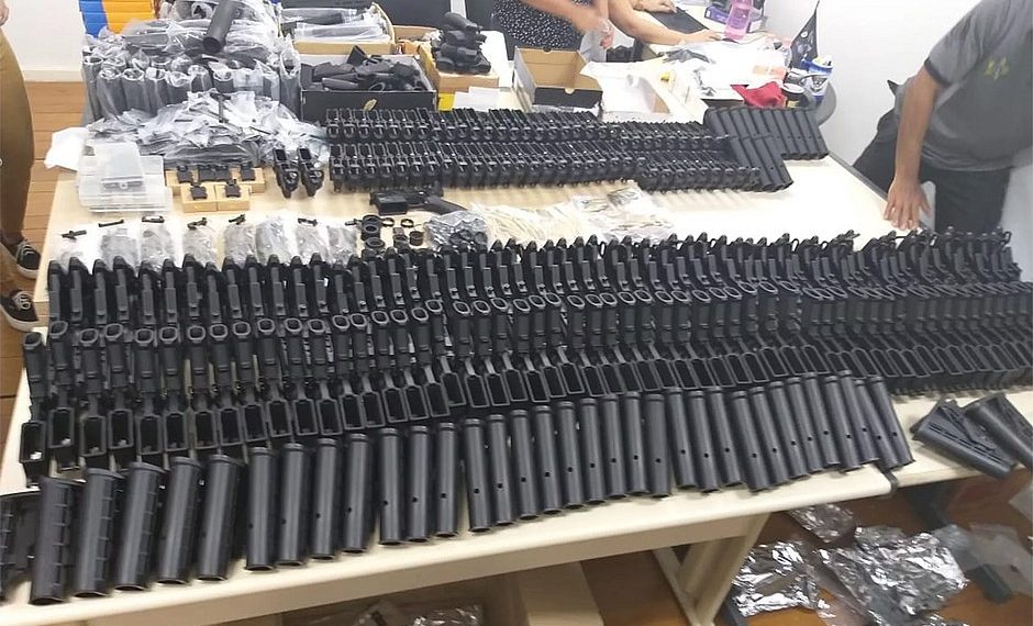 Polícia encontra 117 fuzis na casa de amigo do suspeito de atirar em Marielle e Anderson