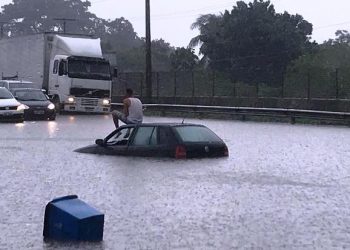 Forte chuva alaga trecho da BR-324 e deixa trânsito lento