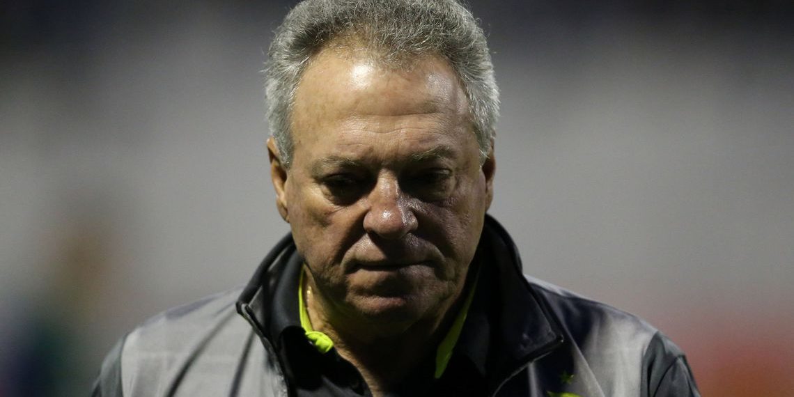 Com arritmia, técnico do Flamengo faz exames no Pró-Cardíaco no Rio