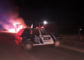 Homem natural de São Domingos fica ferido ao colidir carro na traseira de ônibus. Veículos pegaram fogo