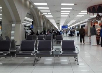 Avião retorna ao aeroporto após mãe esquecer filho recém-nascido na sala de embarque