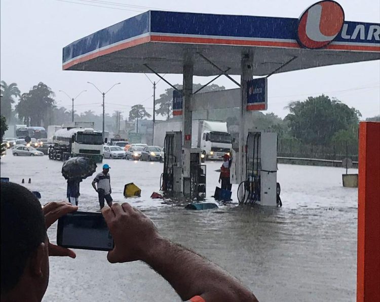 Forte chuva alaga trecho da BR-324 e deixa trânsito lento