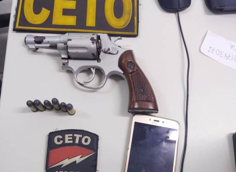 PM prende dois indivíduos com arma de fogo na zona rural de Araci