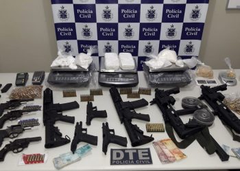 Mineiro é preso na Bahia após ser flagrado em esconderijo com fuzis, metralhadoras e outras armas