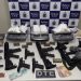Mineiro é preso na Bahia após ser flagrado em esconderijo com fuzis, metralhadoras e outras armas