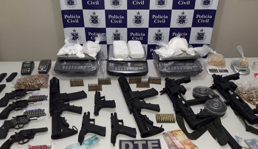 Mineiro é preso na Bahia após ser flagrado em esconderijo com fuzis, metralhadoras e outras armas
