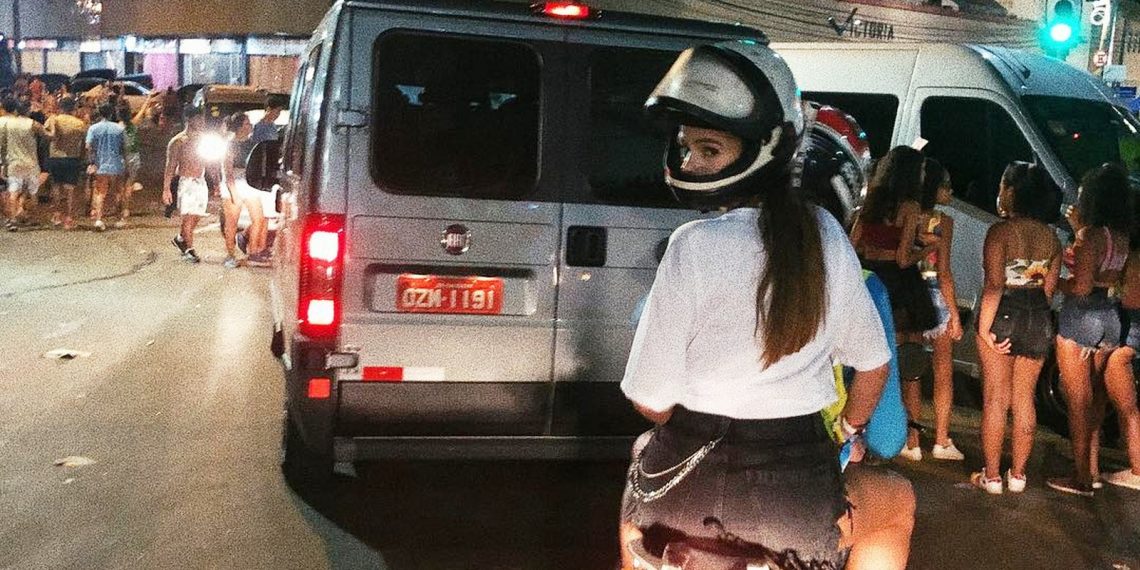 Após dia de festa no carnaval de Salvador, Bruna Marquezine pega mototáxi: ‘Por hoje é só’
