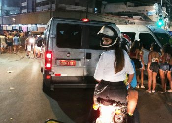 Após dia de festa no carnaval de Salvador, Bruna Marquezine pega mototáxi: ‘Por hoje é só’