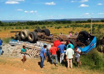 Caminhão carregado de cimento capota e motorista morre na BA 122
