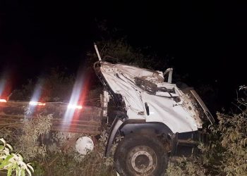 Caminhão carregado de cebola capota na estrada do feijão e deixa uma pessoa morta e outra ferida