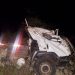 Caminhão carregado de cebola capota na estrada do feijão e deixa uma pessoa morta e outra ferida