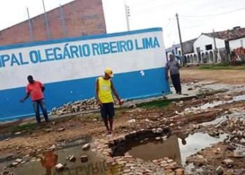 Moradores de Candeal pedem empenho do prefeito para solucionar problema criticado por ele em campanha