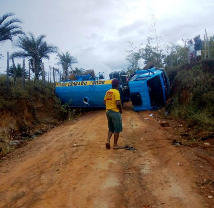Estrada escorregadia faz caminhão pipa tombar em Mairi