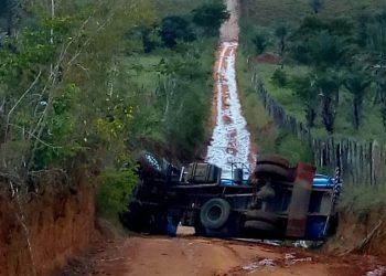 Estrada escorregadia faz caminhão pipa tombar em Mairi