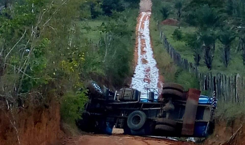 Estrada escorregadia faz caminhão pipa tombar em Mairi