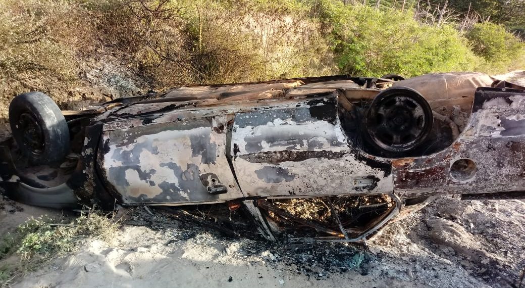 Seis jovens conseguem abandonar carro após capotar e pegar fogo