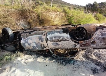 Seis jovens conseguem abandonar carro após capotar e pegar fogo