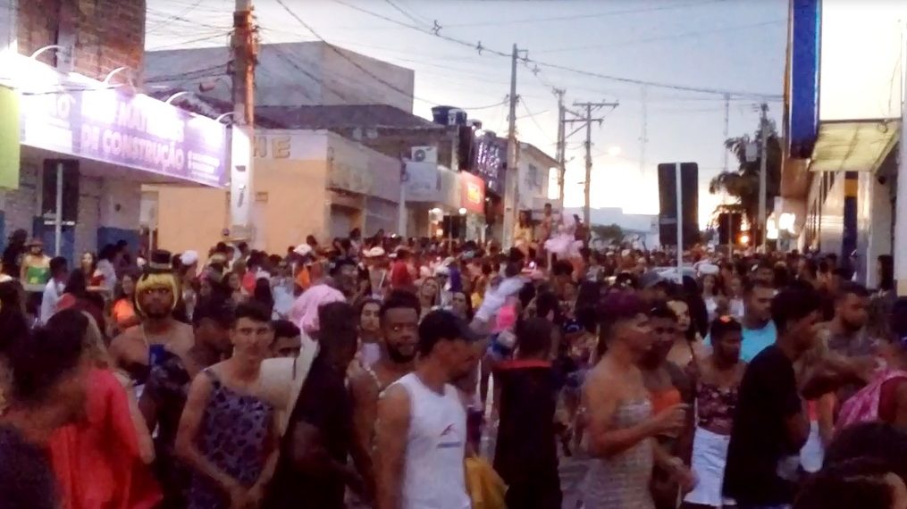 Coité – No último dia de Carnaval multidão vai às ruas com o Bloco As Pimentinhas