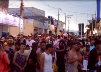 Coité – No último dia de Carnaval multidão vai às ruas com o Bloco As Pimentinhas