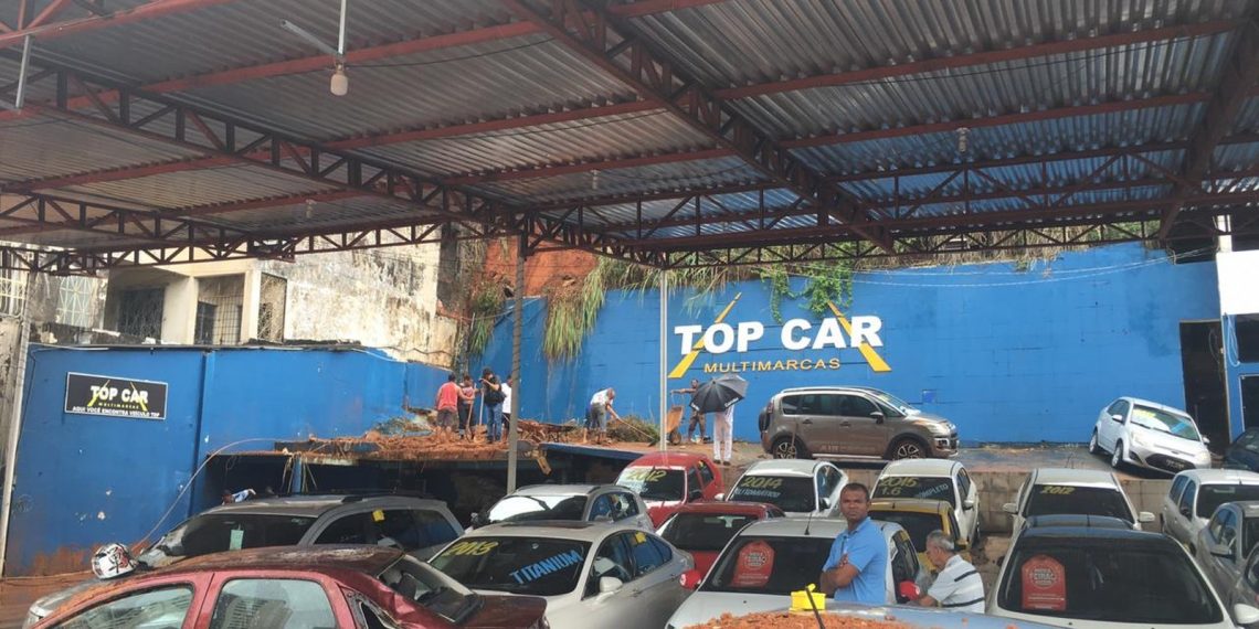 Lama invade revendedora de carros após deslizamento de terra